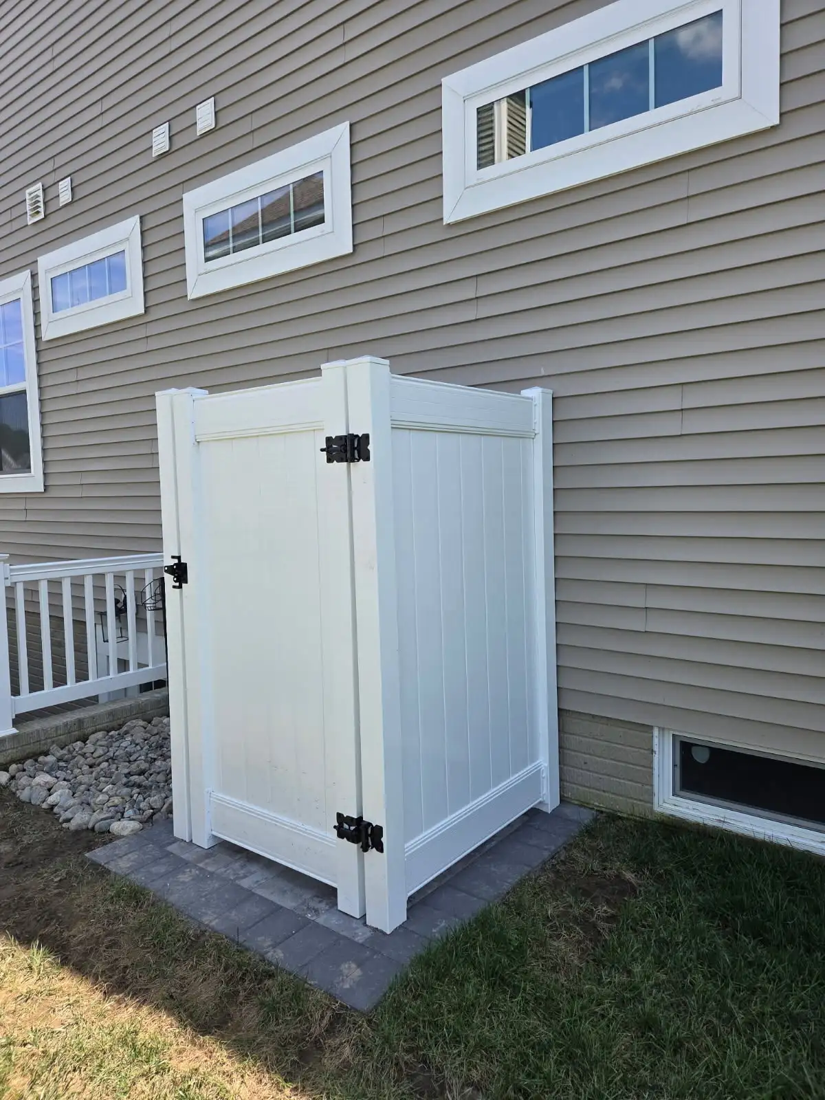 Outdoor shower enclosure with coastal-rated materials in Delaware