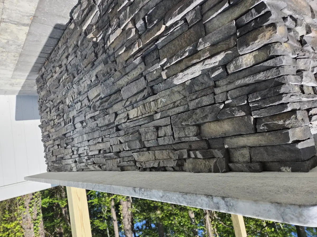 Stone retaining wall with integrated landscaping